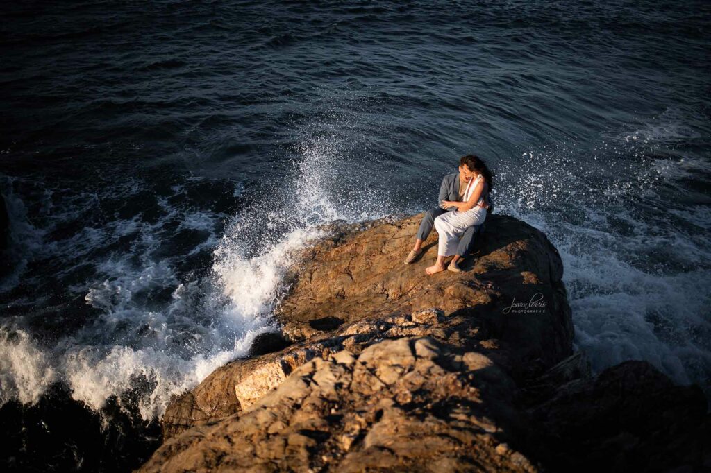 Séance photo couple lifestyle, capturant des moments spontanés, des émotions authentiques, idéale pour love session, engagement, day after.