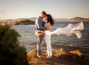 Séance photo couple lifestyle, capturant des moments spontanés, des émotions authentiques, idéale pour love session, engagement, day after.