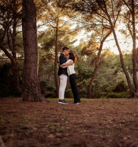 Séance photo couple lifestyle, capturant des moments spontanés, des émotions authentiques, idéale pour love session, engagement, day after.