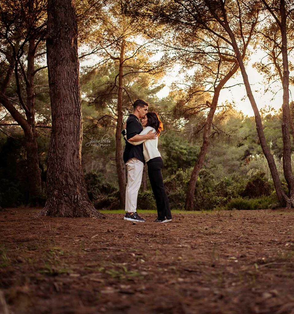 Séance photo couple lifestyle, capturant des moments spontanés, des émotions authentiques, idéale pour love session, engagement, day after.