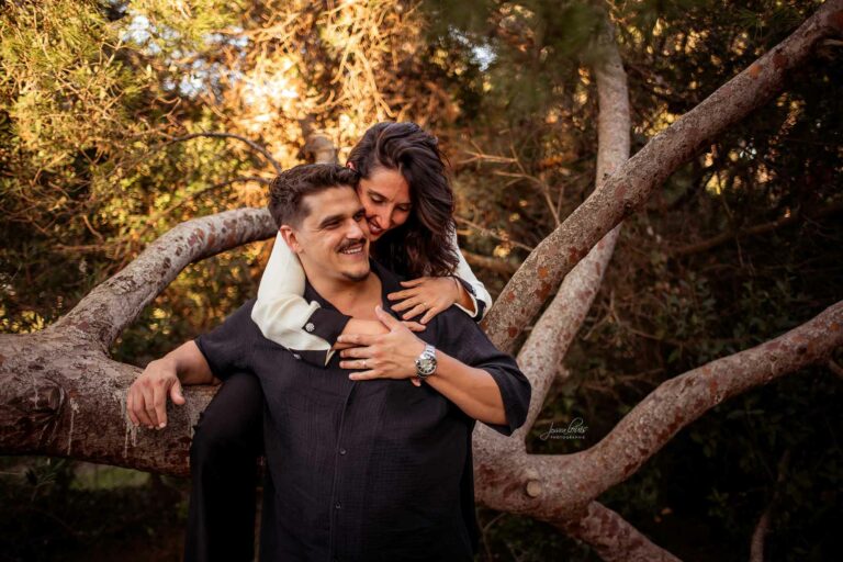 Séance photo couple lifestyle, capturant des moments spontanés, des émotions authentiques, idéale pour love session, engagement, day after.