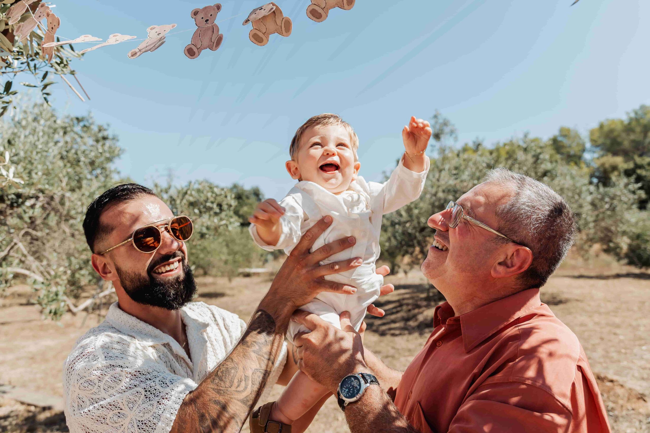 photographe-bapteme-hyeres-var-bebe-portrait-joyeux