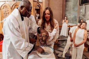 photographe-bapteme-hyeres-var-ceremonie-eglise-emotion