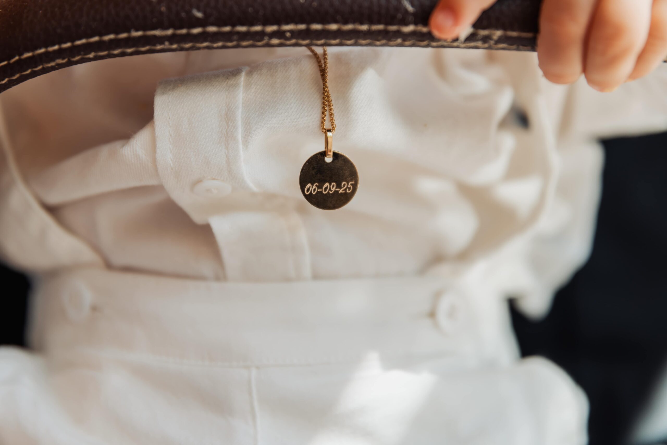 photographe-bapteme-hyeres-var-detail-medaille-bapteme