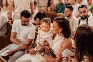 photographe-bapteme-hyeres-var-emotion-parents-bebe