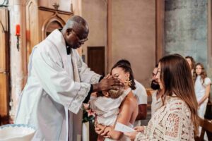 photographe-bapteme-hyeres-var-moment-famille-eglise