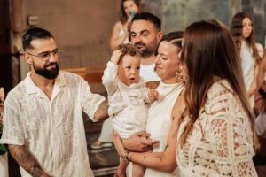 photographe-bapteme-hyeres-var-sortie-eglise-famille