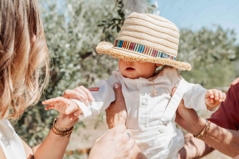 photographe-bapteme-hyeres-var-tendresse-parents-bebe