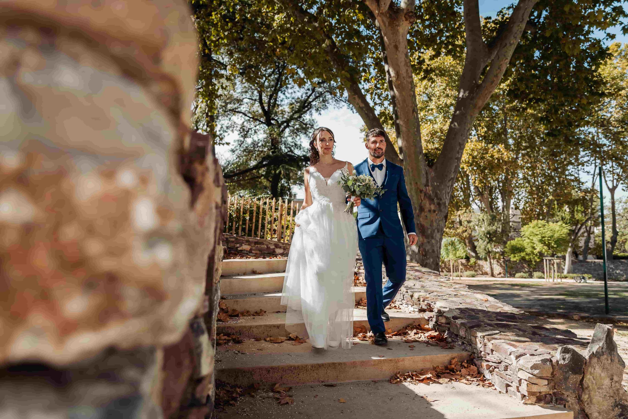 photographe-mariage-hyeres-couple-balade-parc-cravero