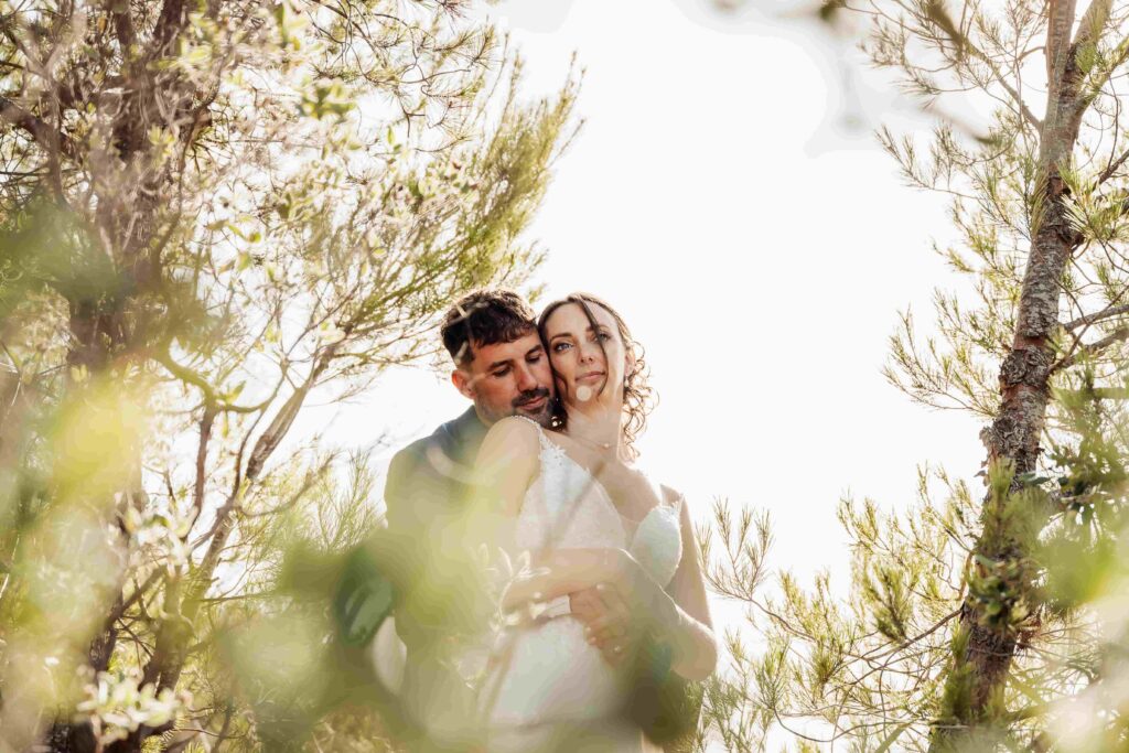 photographe-mariage-hyeres-couple-etreinte-emotion