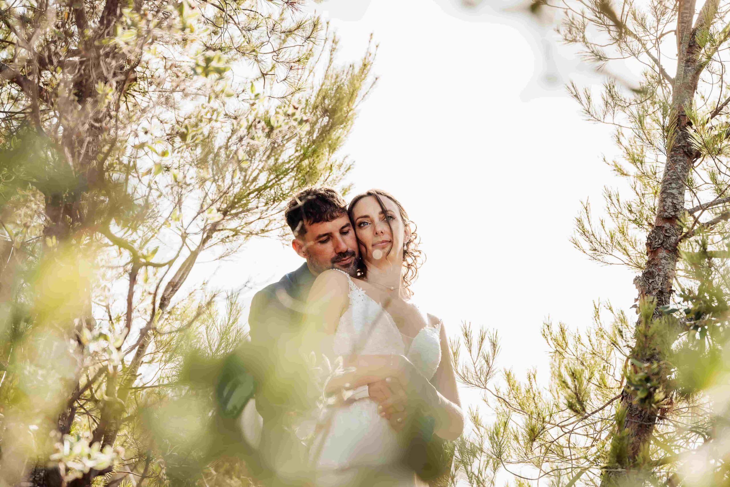 photographe-mariage-hyeres-couple-etreinte-emotion