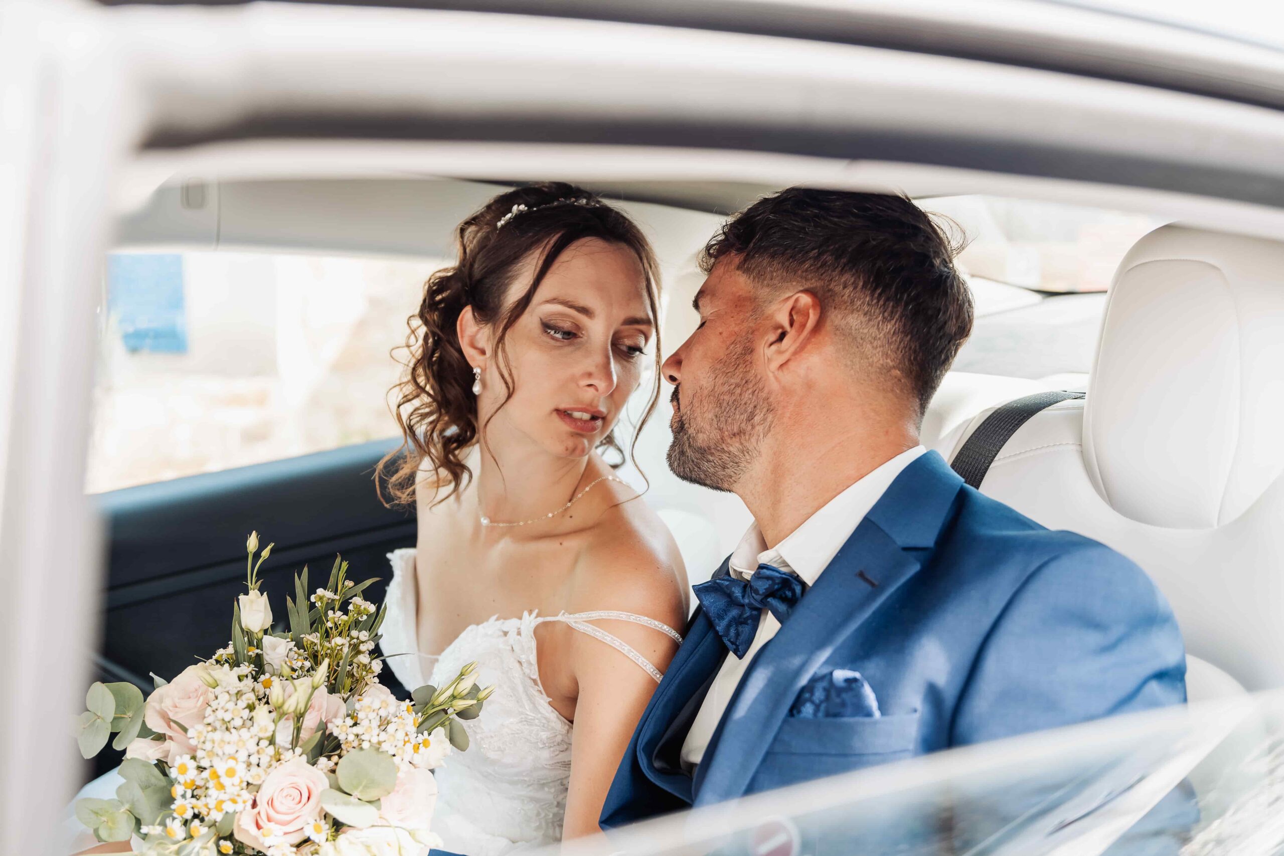 photographe-mariage-hyeres-couple-voiture