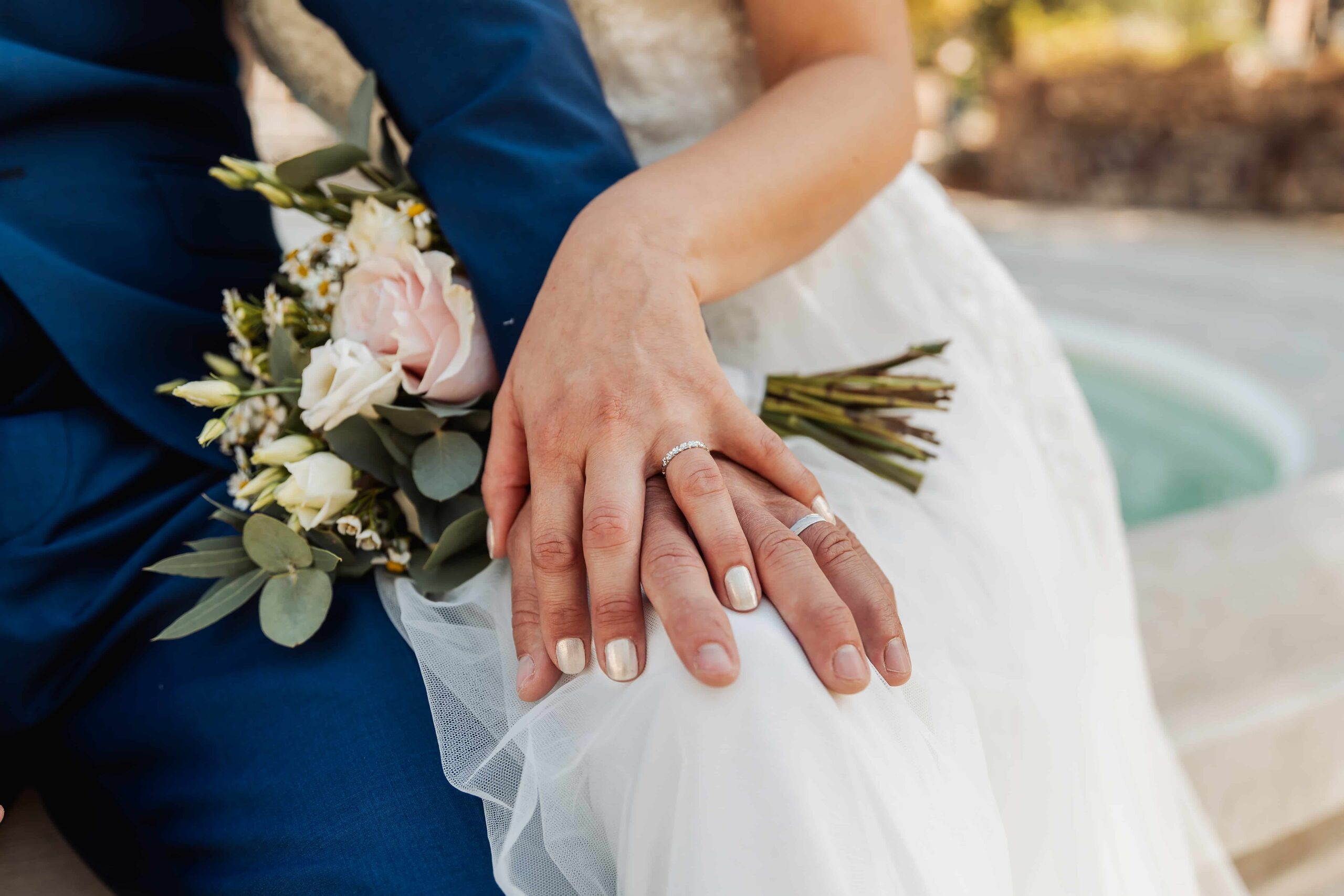 photographe-mariage-hyeres-detail-alliances-bouquet