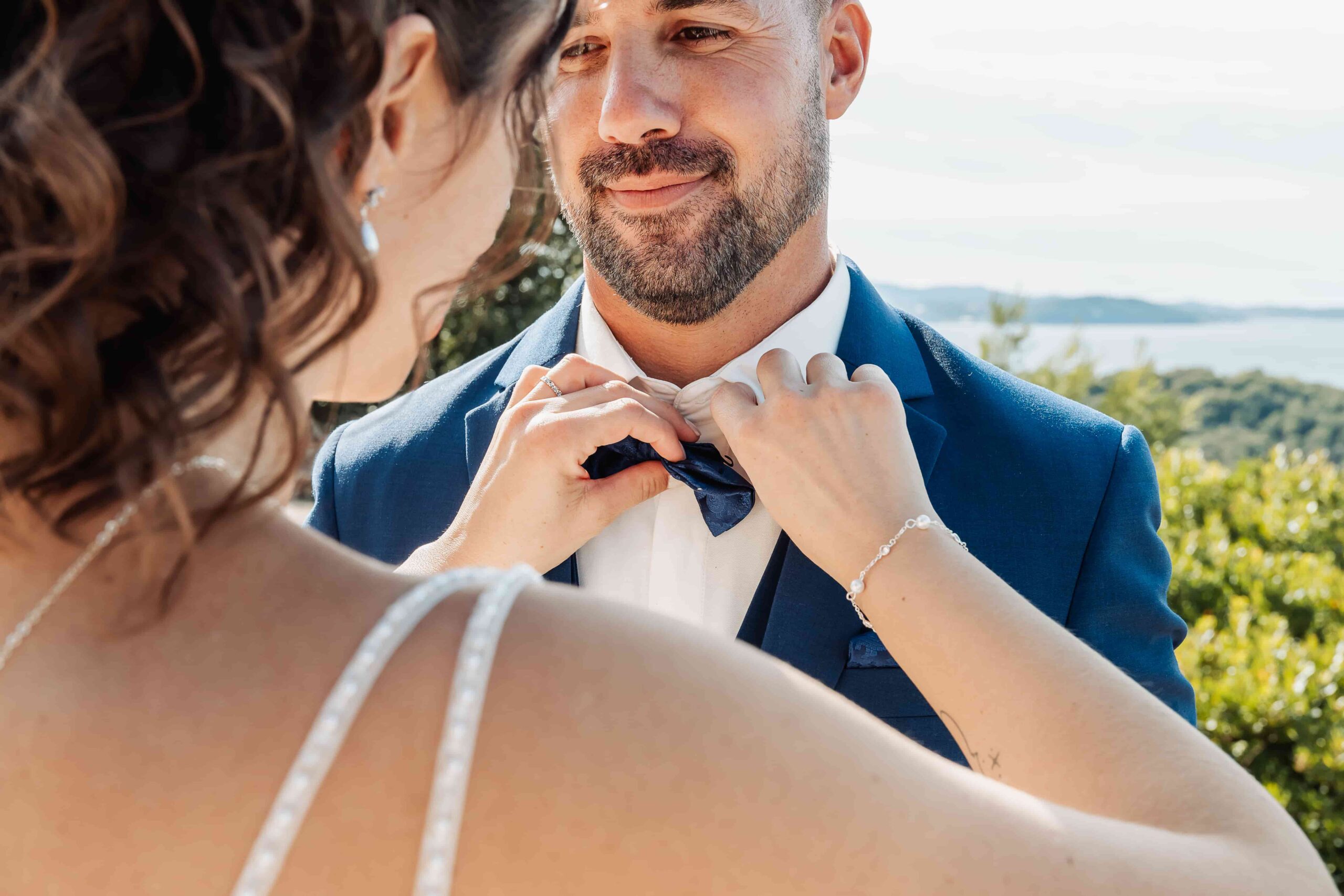 photographe-mariage-hyeres-detail-homme-cravate