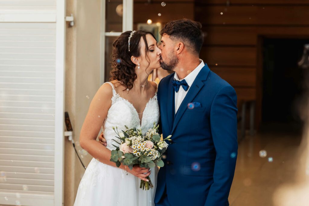 photographe-mariage-hyeres-sortie-mairie-bulles