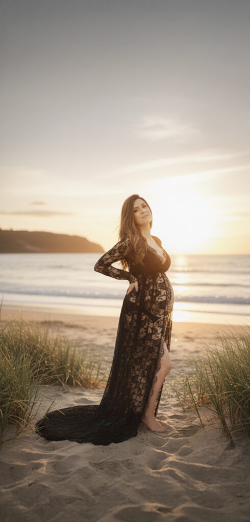 Robe de grossesse noire en dentelle, élégante et contrastée, idéale pour une séance photo maternité en extérieur au coucher du soleil à Hyères.