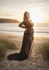 Robe de grossesse noire en dentelle, élégante et contrastée, idéale pour une séance photo maternité en extérieur au coucher du soleil à Hyères.