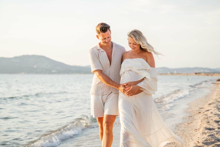 Photo grossesse romantique en couple à Hyères, marche au bord de l’eau