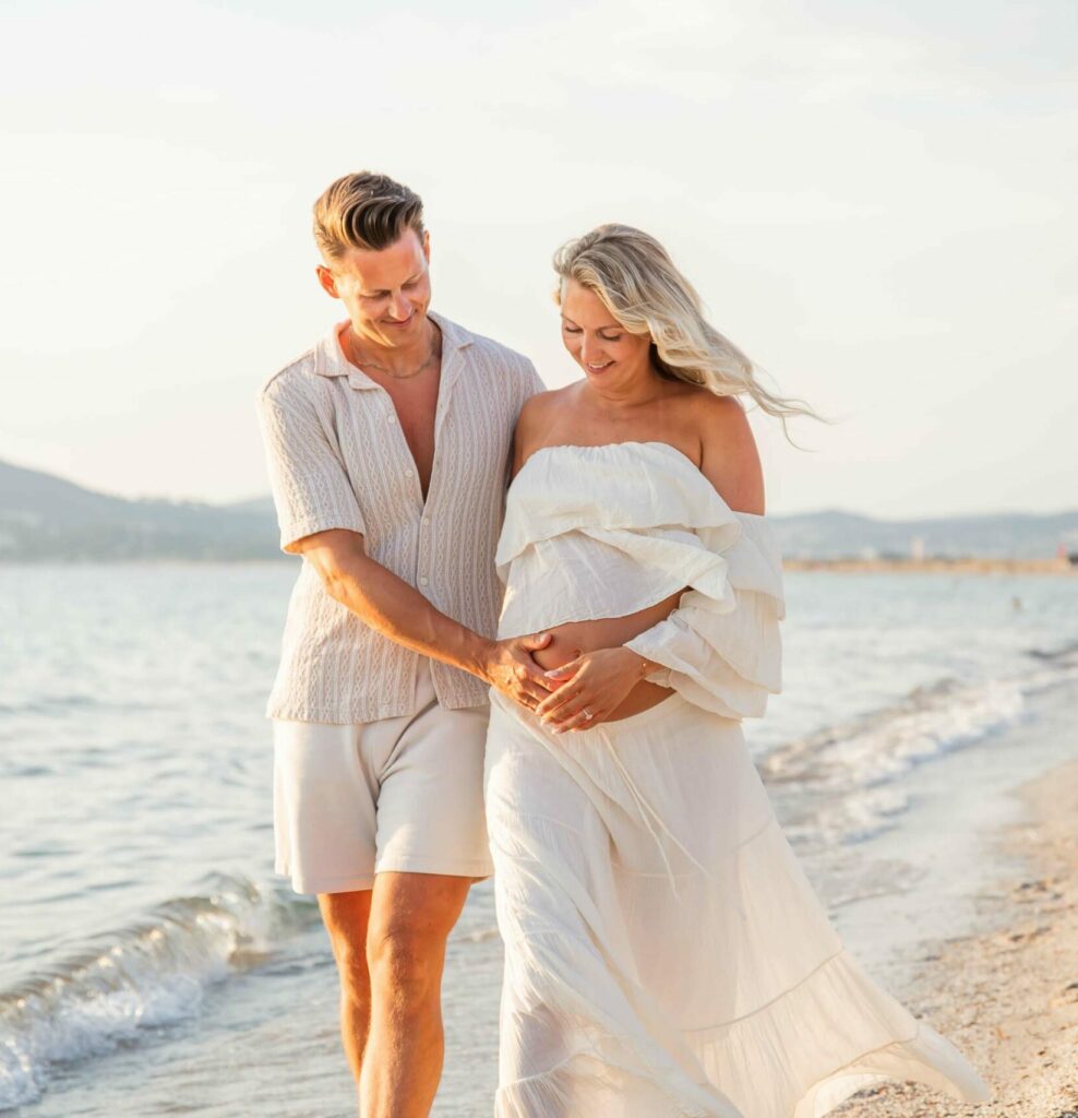 Photo grossesse romantique en couple à Hyères, marche au bord de l’eau