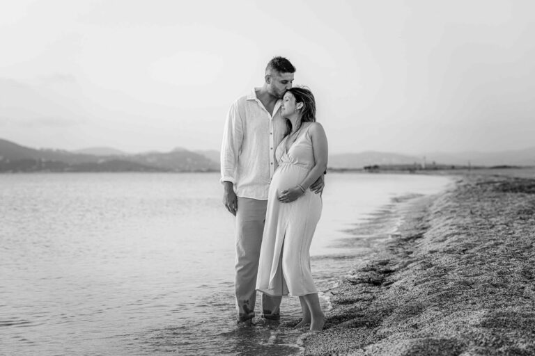 Photo grossesse à Hyères, couple au bord de la mer en noir et blanc, moment de tendresse