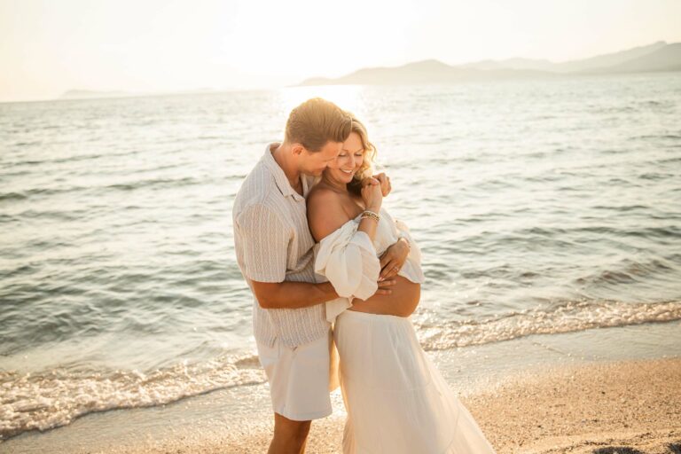 Photo grossesse en couple à Hyères, bord de mer et coucher du soleil doré