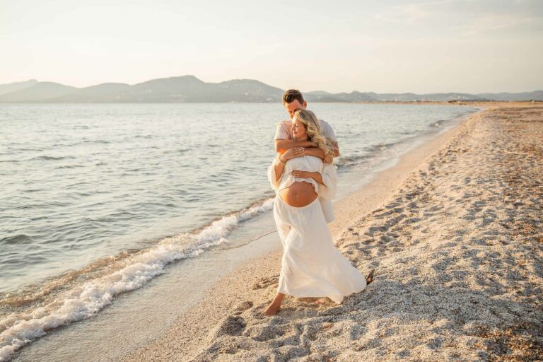 Séance photo grossesse à Hyères, couple au bord de la mer dans une lumière douce