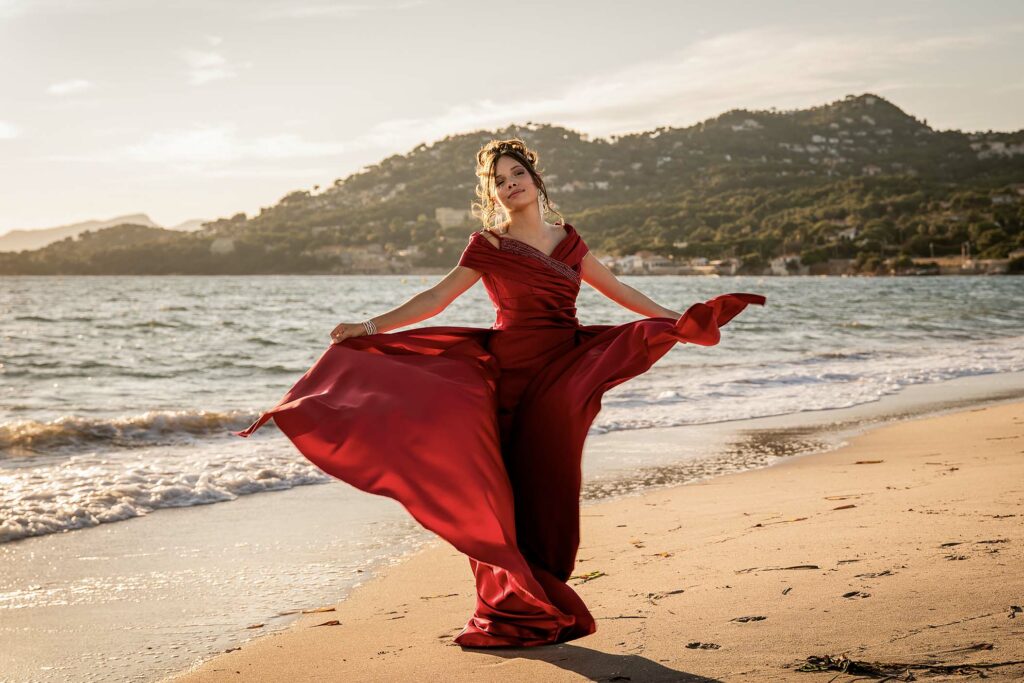Séance photo Body Positive : Portrait lifestyle féminin en robe fluide, ambiance bord de mer au coucher du soleil.