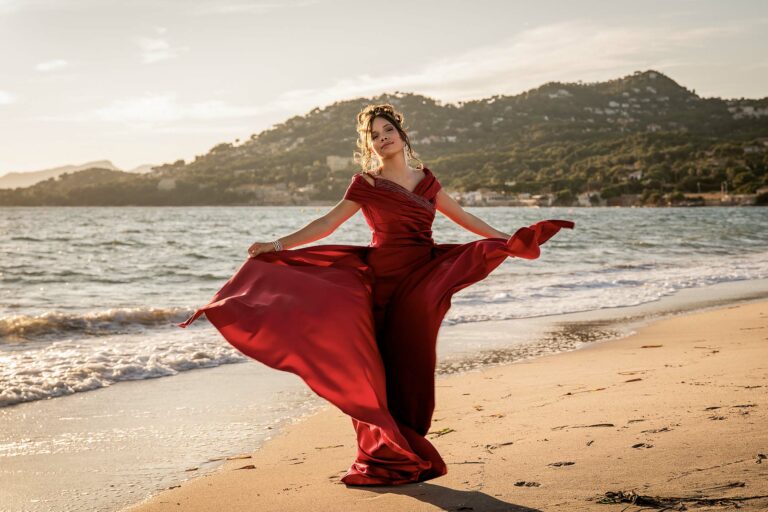 Séance photo Body Positive : Portrait lifestyle féminin en robe fluide, ambiance bord de mer au coucher du soleil.