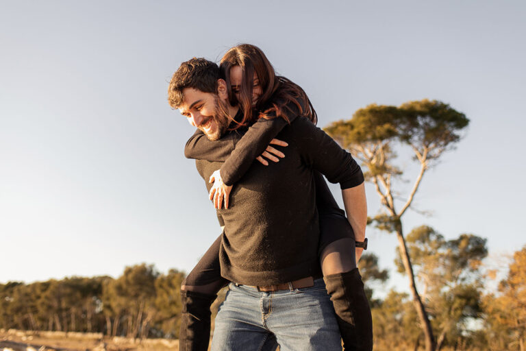 Moment de complicité sur la plage pendant une séance engagement lifestyle