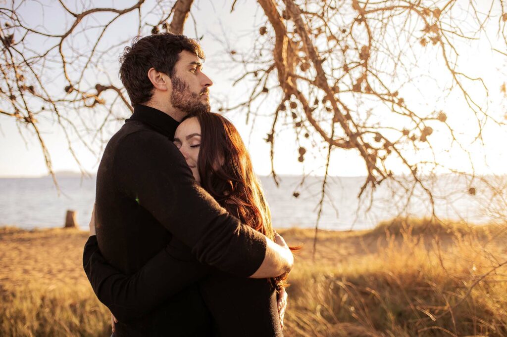 Couple amoureux enlacé face à la mer pendant une séance photo lifestyle à Hyères