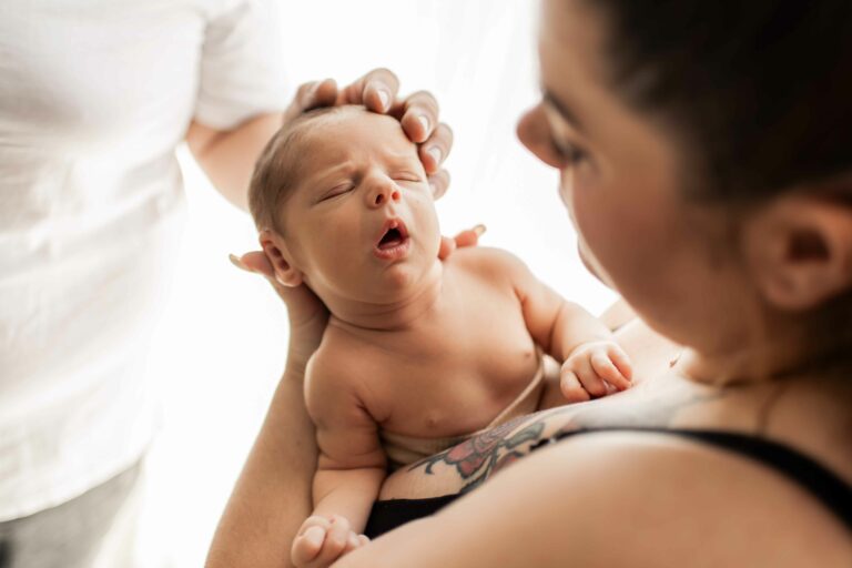 Séance photo naissance lifestyle à domicile à Hyères, bébé entouré de ses parents dans un moment de tendresse