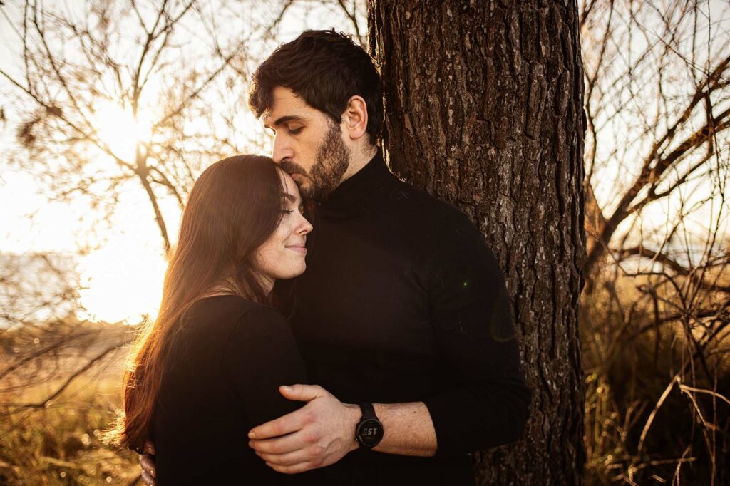 Photo d'engagement en bord de mer aux salins, ambiance naturelle et spontanée