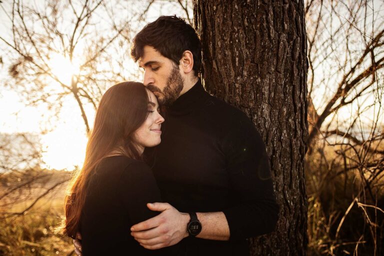 Photo d'engagement en bord de mer aux salins, ambiance naturelle et spontanée