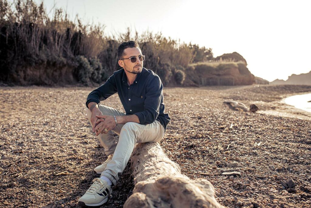Séance photo homme en bord de mer, ambiance naturelle, à Hyères