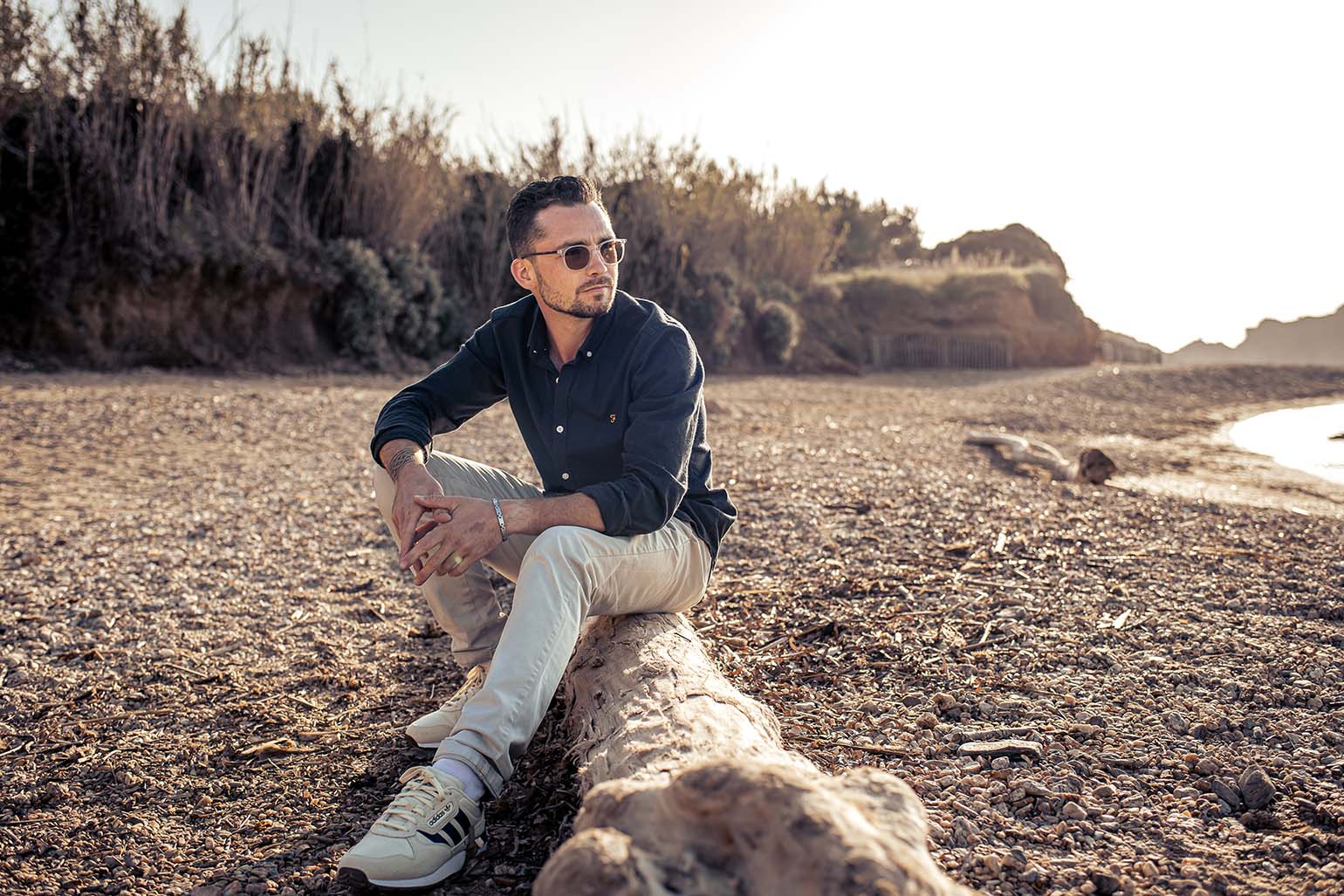 Séance photo homme en bord de mer, ambiance naturelle, à Hyères