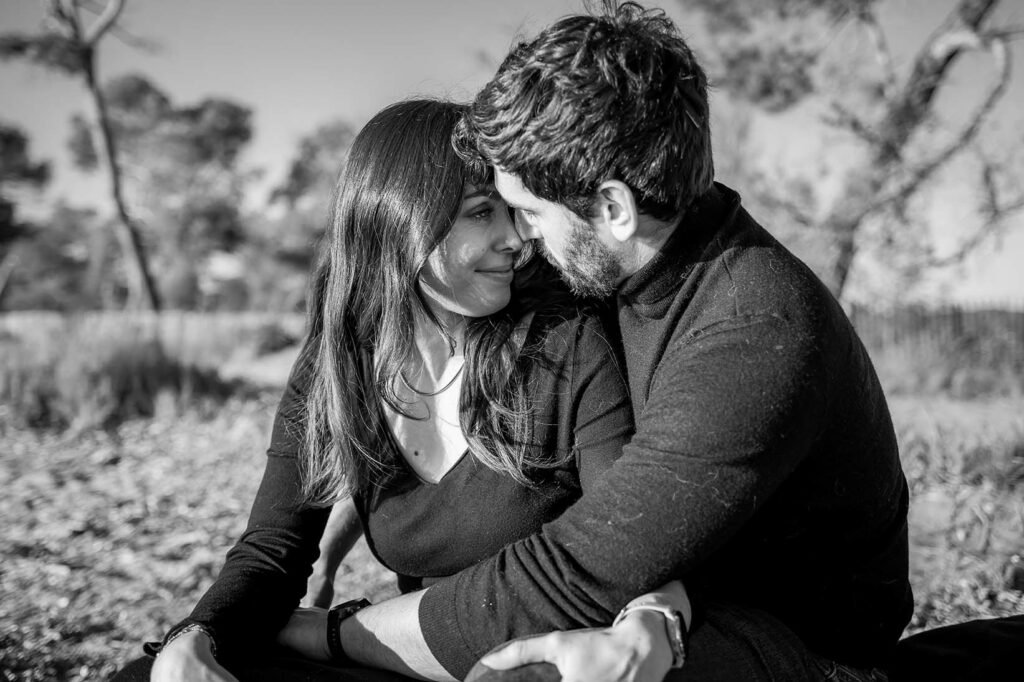 Séance photo couple en lumière naturelle capturant un moment de complicité sur la plage des salins