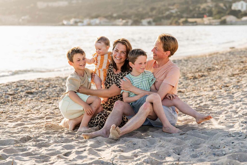 Séance photo lifestyle de famille sur la plage de l'almanarre