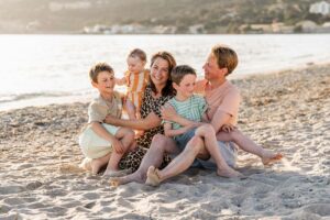 Séance photo lifestyle de famille sur la plage de l'almanarre