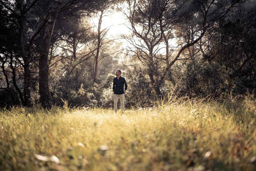 Portrait lifestyle homme en forêt, lumière douce naturelle – Hyères