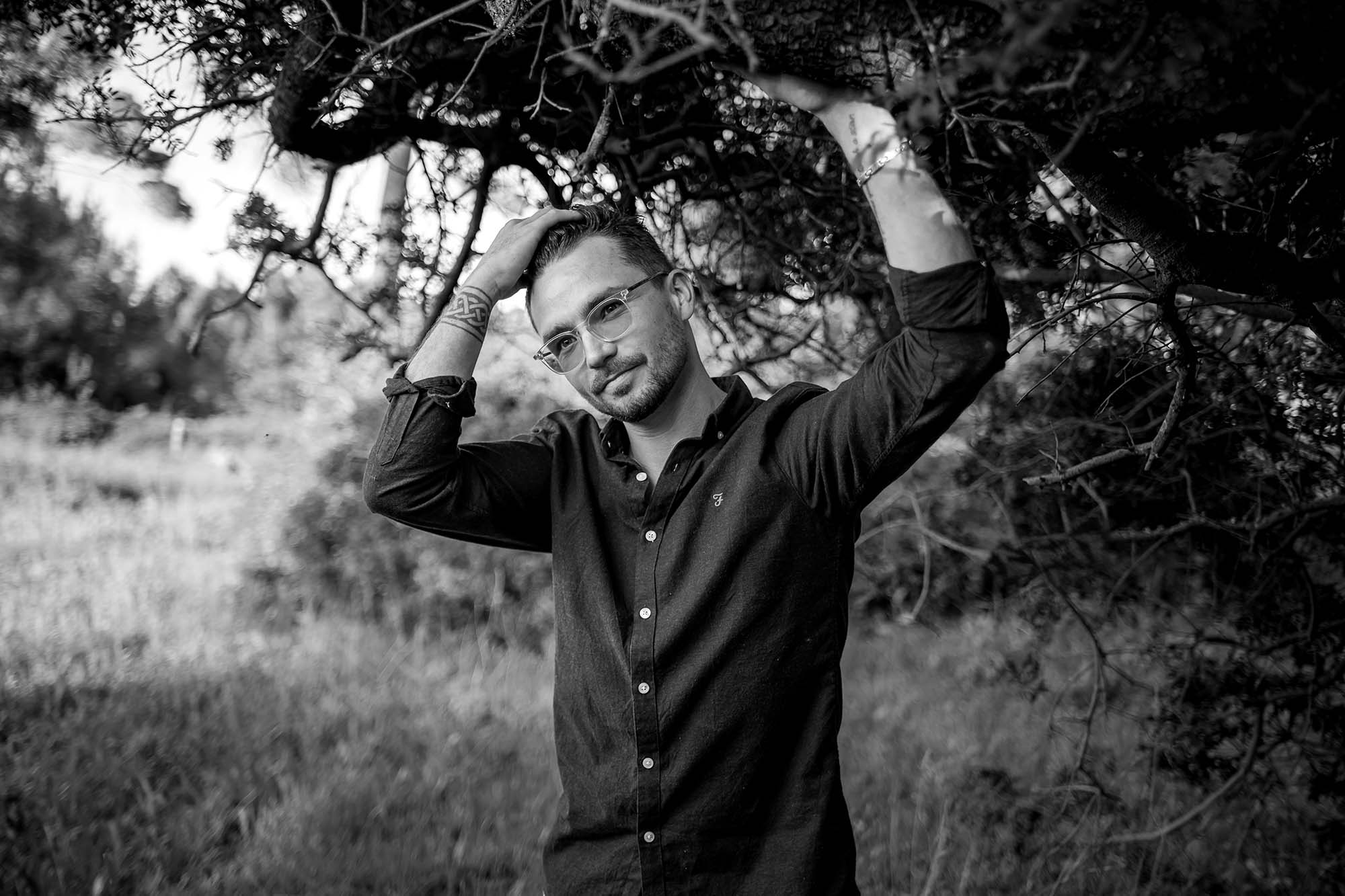 seance-photo-solo-homme-lifestyle-nature-noir-et-blanc