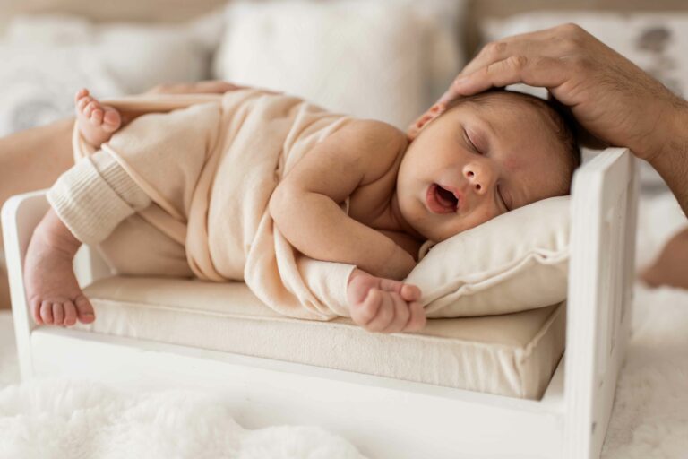 shooting-naissance-lifestyle-hyeres-domicile-lit-bebe-gestes-tendres