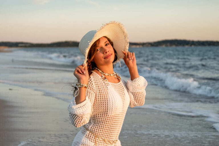 Séance photo lifestyle sur la plage de l'Almanarre à Hyères en lumière naturelle au coucher du soleil