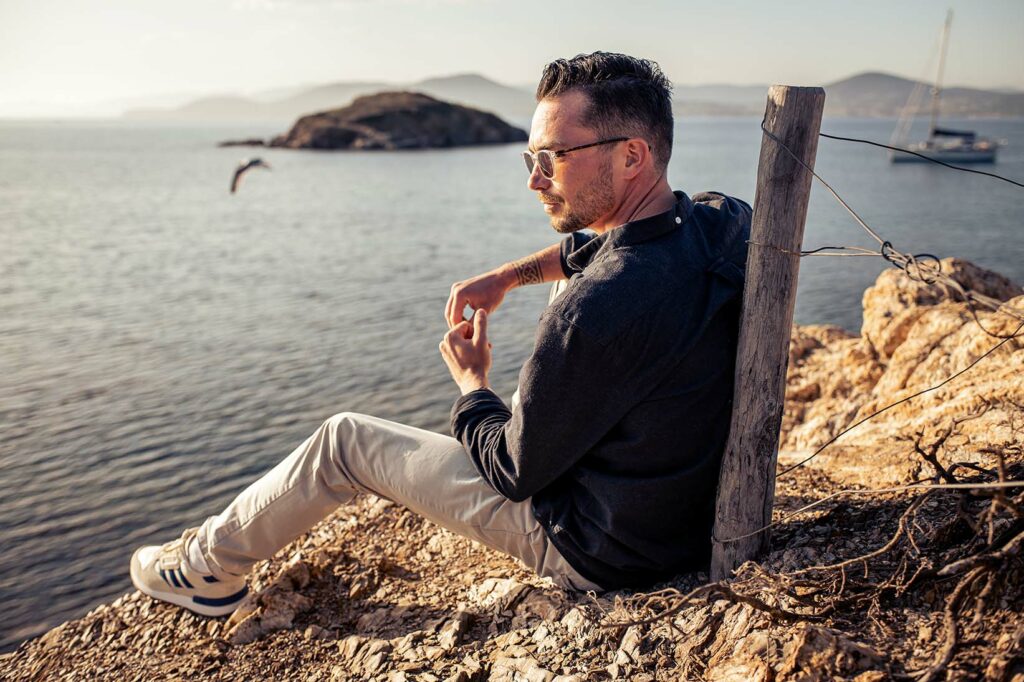 Shooting photo homme à Hyères, spot falaise, ambiance lifestyle