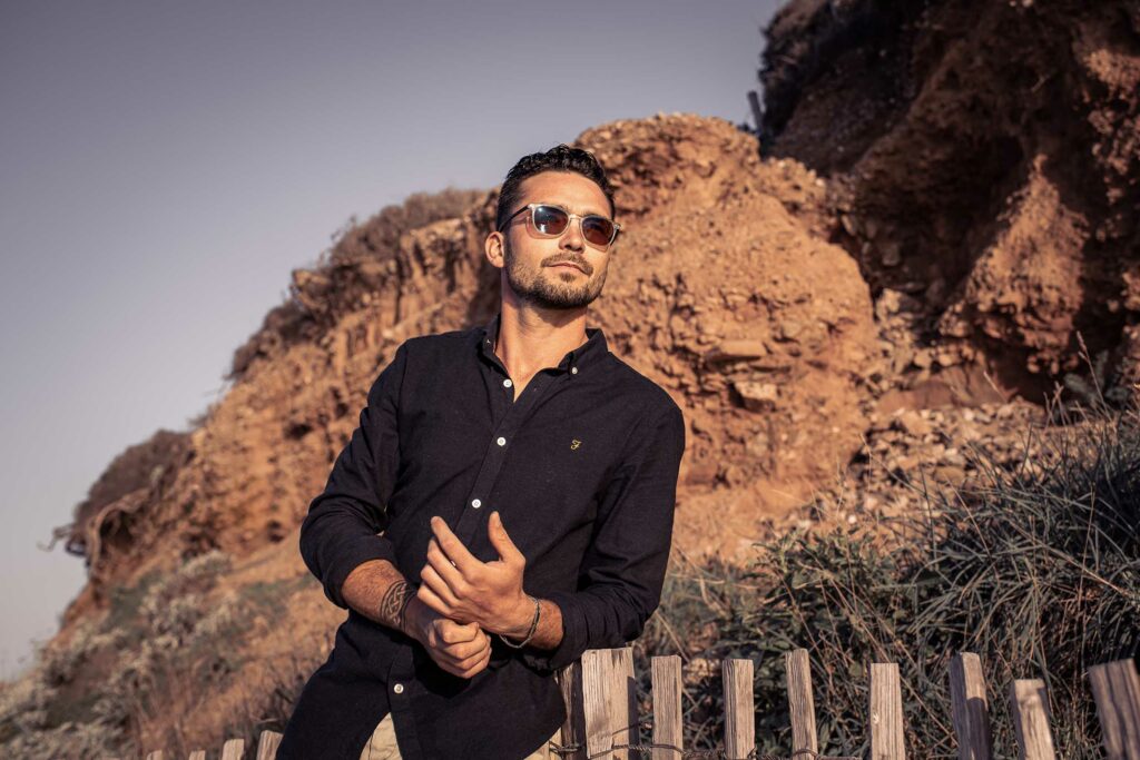 Portrait solo homme lifestyle à Hyères, séance photo en extérieur et lumière naturelle