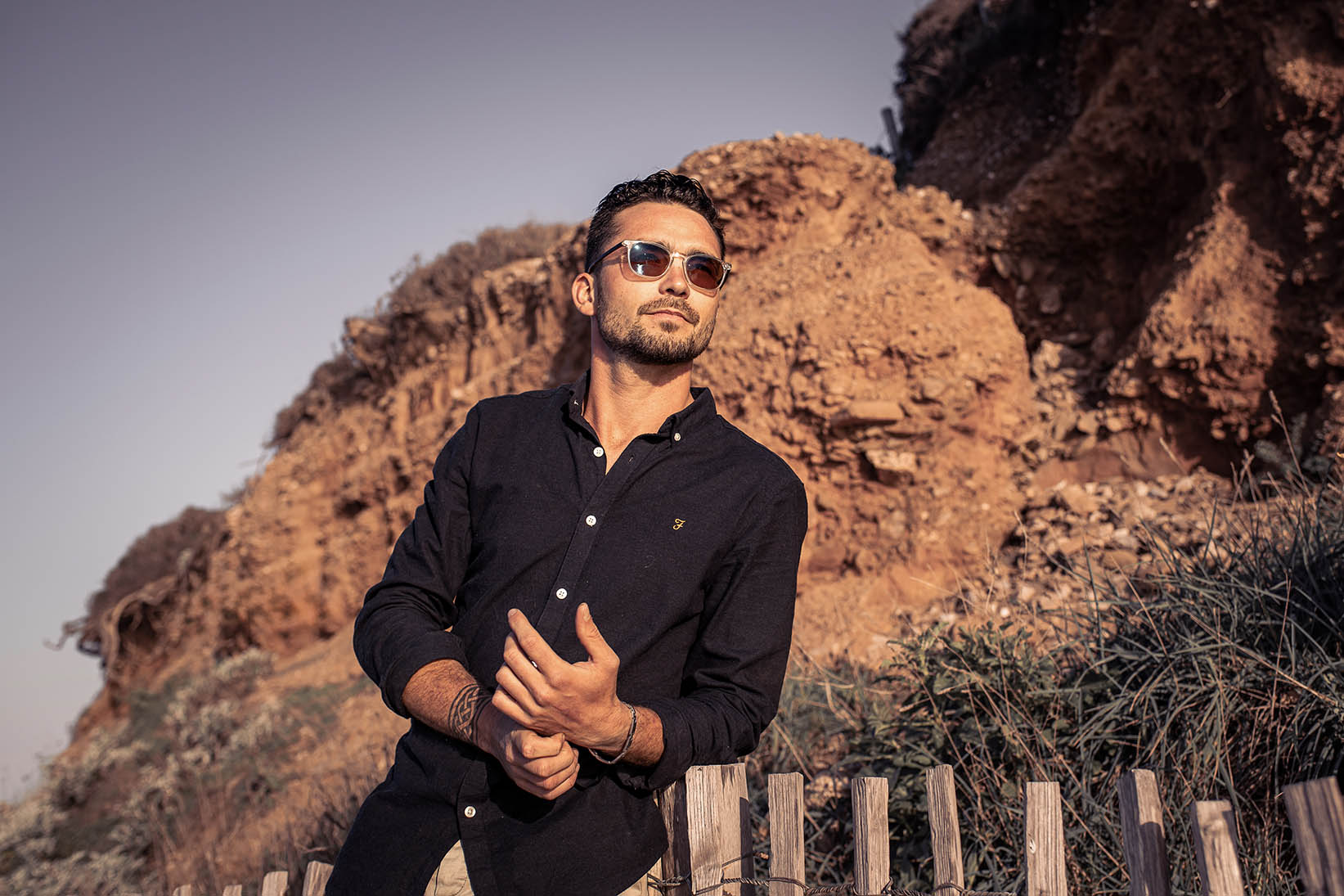 Portrait solo homme lifestyle à Hyères, séance photo en extérieur et lumière naturelle