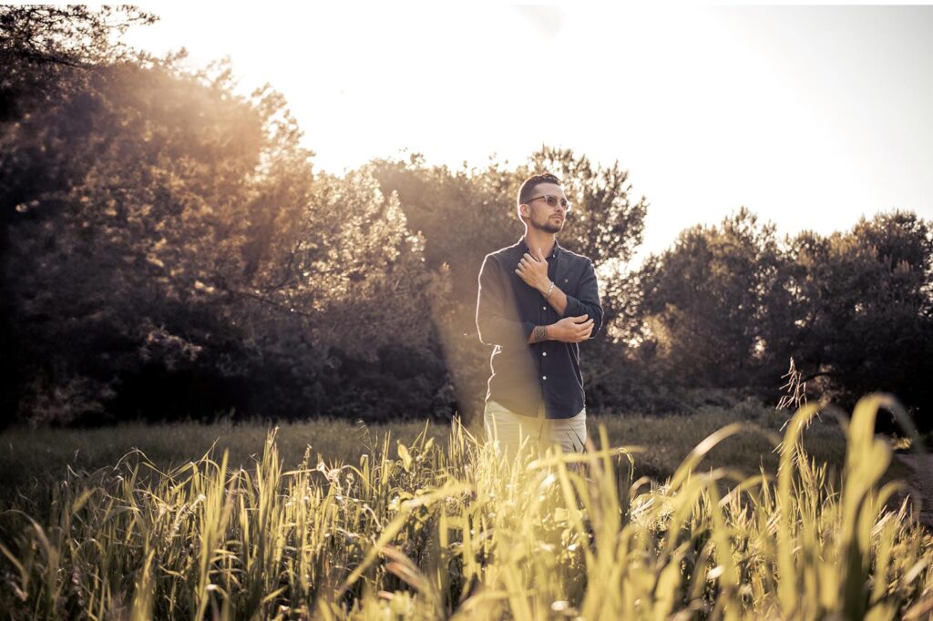 Séance photo solo homme en extérieur, lumière dorée et ambiance lifestyle