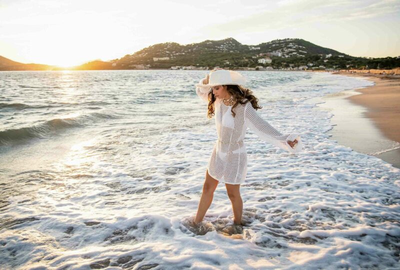 Séance photo solo lifestyle d’une femme sur la plage, lumière douce et naturelle