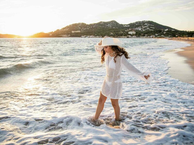Séance photo solo lifestyle d’une femme sur la plage, lumière douce et naturelle