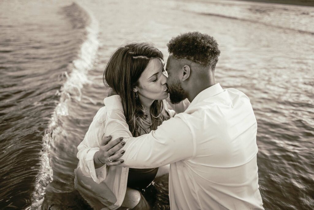 séance-photo-grossesse-bord-de-mer-noir-et-blanc