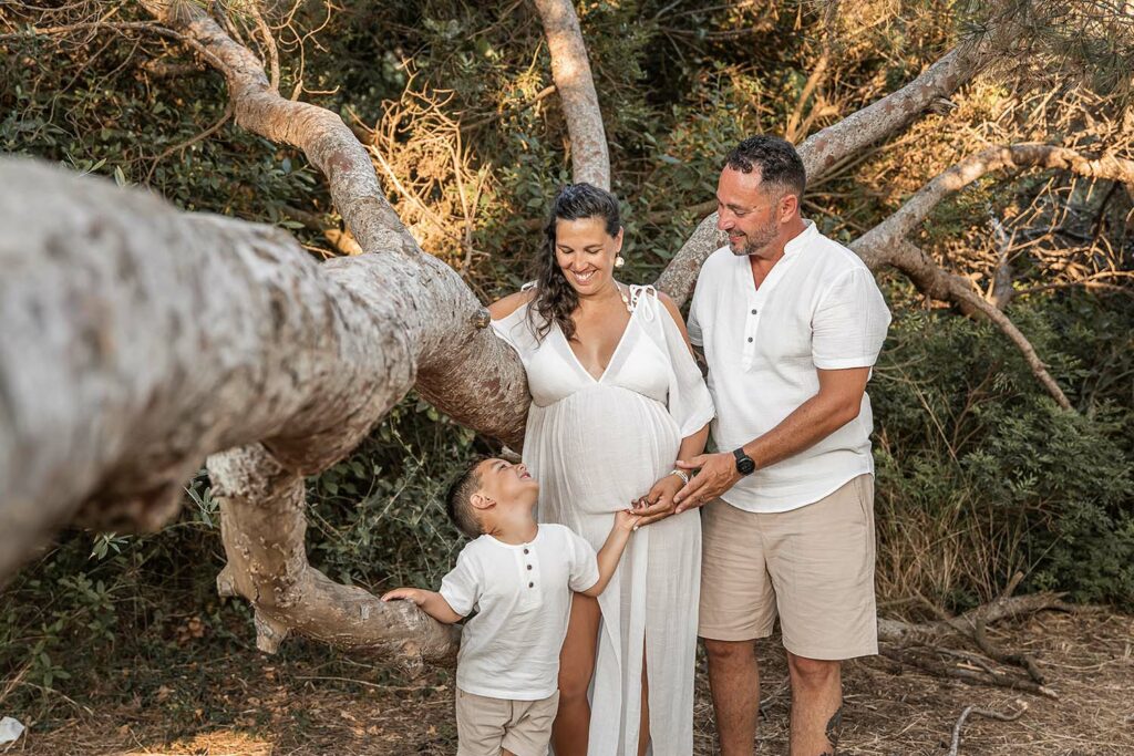seance-photo-grossesse-famille-en-pleine-nature